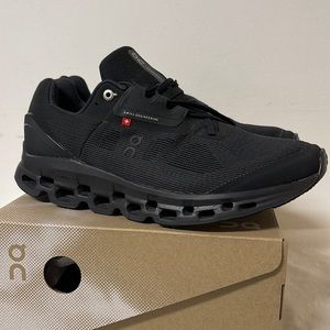 On Running shoes women’s Cloudstratus size 10.5